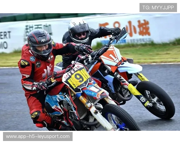 摩托耐力赛：选手摔车后继续骑进前三