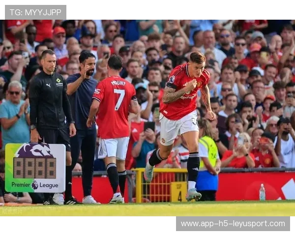 曼联读秒绝平原因解析边路压迫和定位球调整关键，曼联的边锋