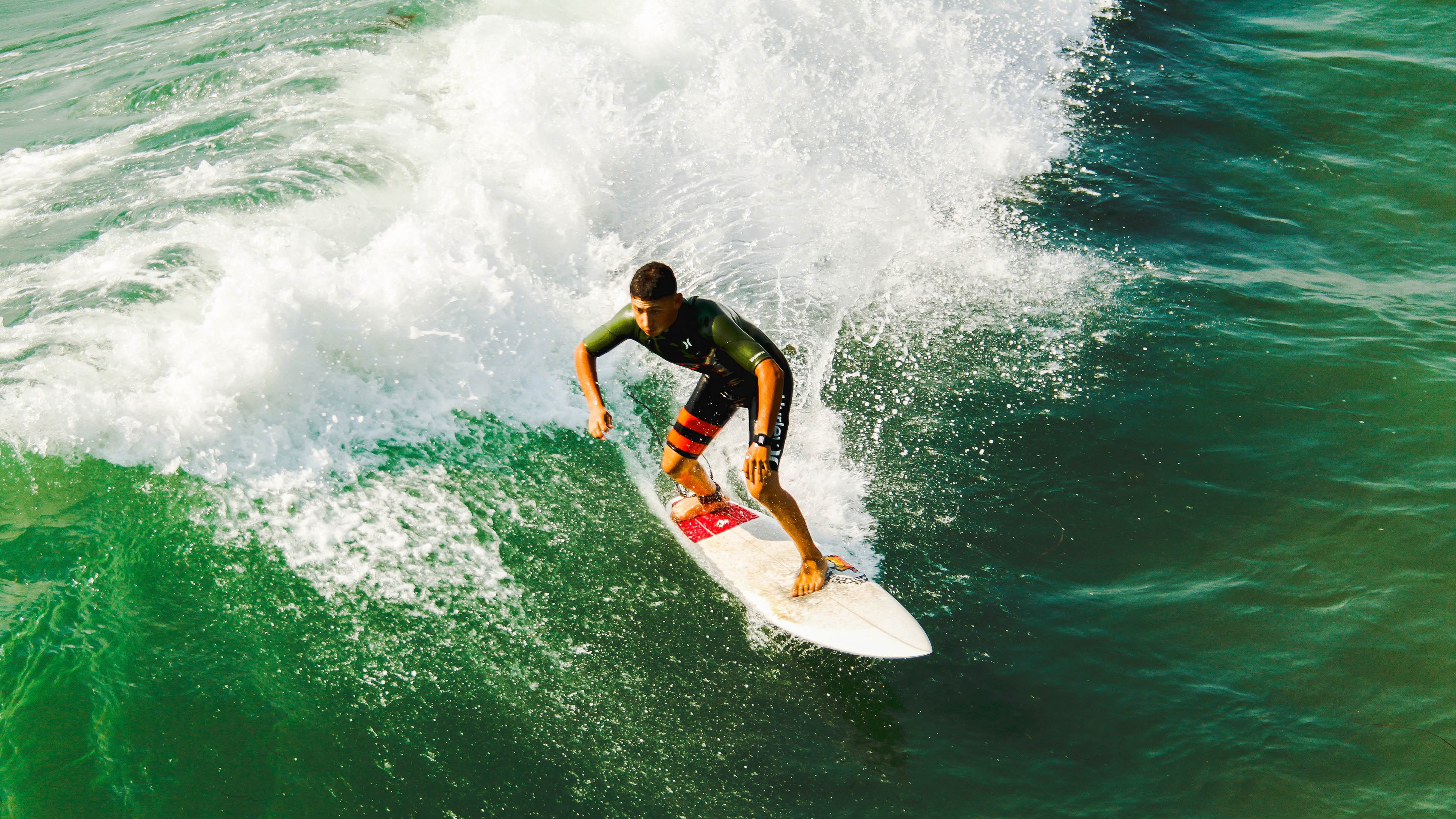 “巴黎4–0横扫皇马，姆巴佩助攻帽子戏法”